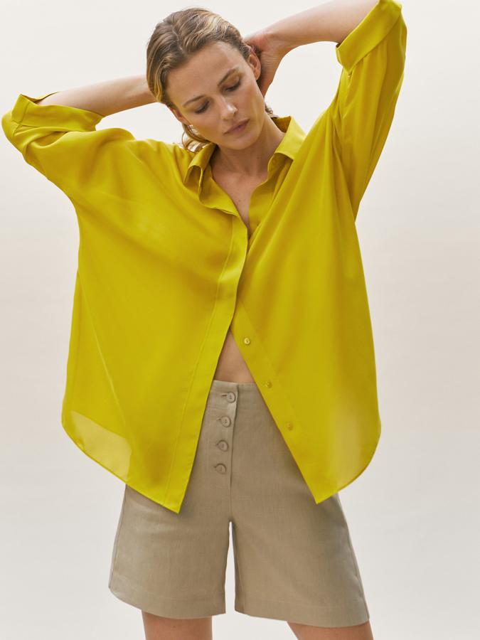 En color arena, con cierre de botones a tono, dos bolsillos laterales y dos bolsillos de ojal en la parte posterior, estas bermudas de lino sostenible cuestan 39,95 euros y podemos encontrarlas entre las tallas 34 y 42.