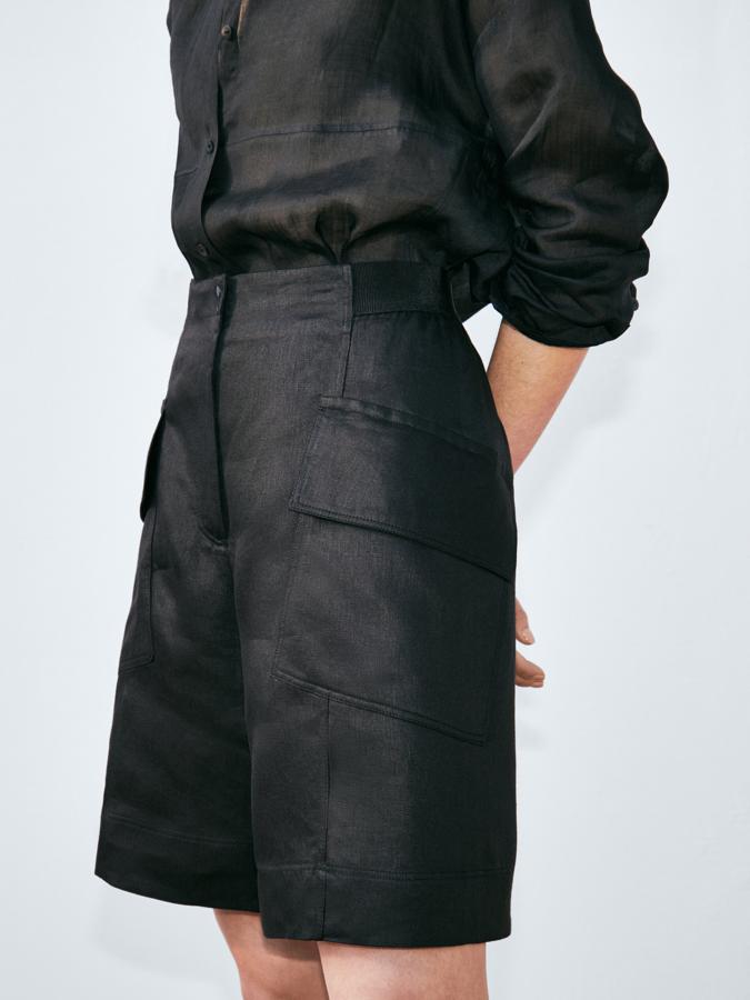 De diseño cargo, con cierre mediante cremallera oculta por tapeta, dos botones snap y botón, estas bermudas de la colección limitada de la firma vienen con cintura elástica y cuestan 69,95 euros. Están disponibles entre las tallas 34 y 42.