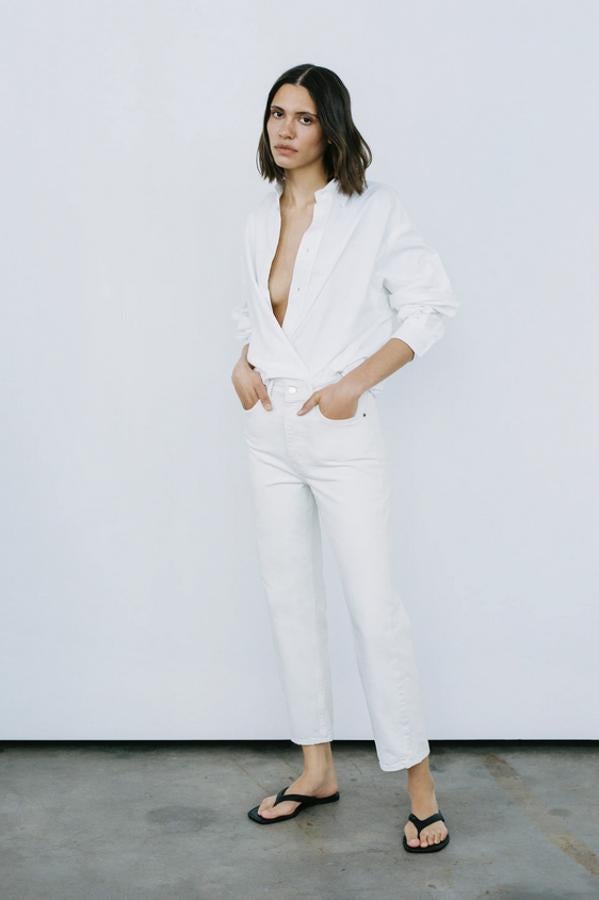 De cintura alta, con cinco bolsillos y perneras rectas, estos vaqueros Bliss Straight de acabado desgastado en los bolsillos tienen un precio de 29,95 euros y están disponibles entre las tallas 34 y 46.