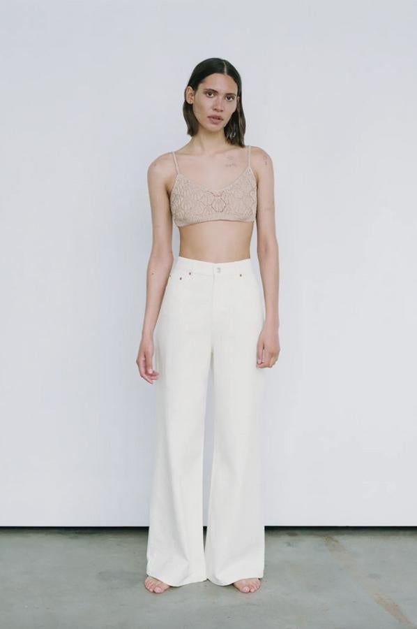 De corte ceñido, pernera ancha y tiro alto, estos vaqueros blancos de Zara están disponibles entre las tallas 34 y 44 y cuestan 29,95 euros.