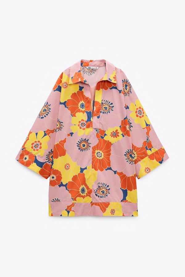 Camisa ancha con manga tipo kimono, de Zara (39,95 €).