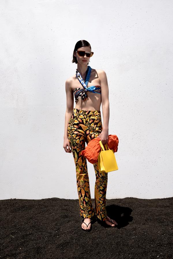 Pantalones rectos de talle alto con estampado, de Zara (39,95 €).