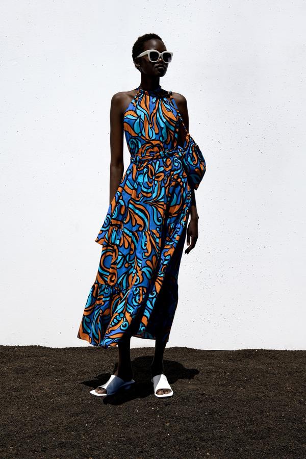 Vestido midi estampado con cuello halter, de Zara (49,95 €).