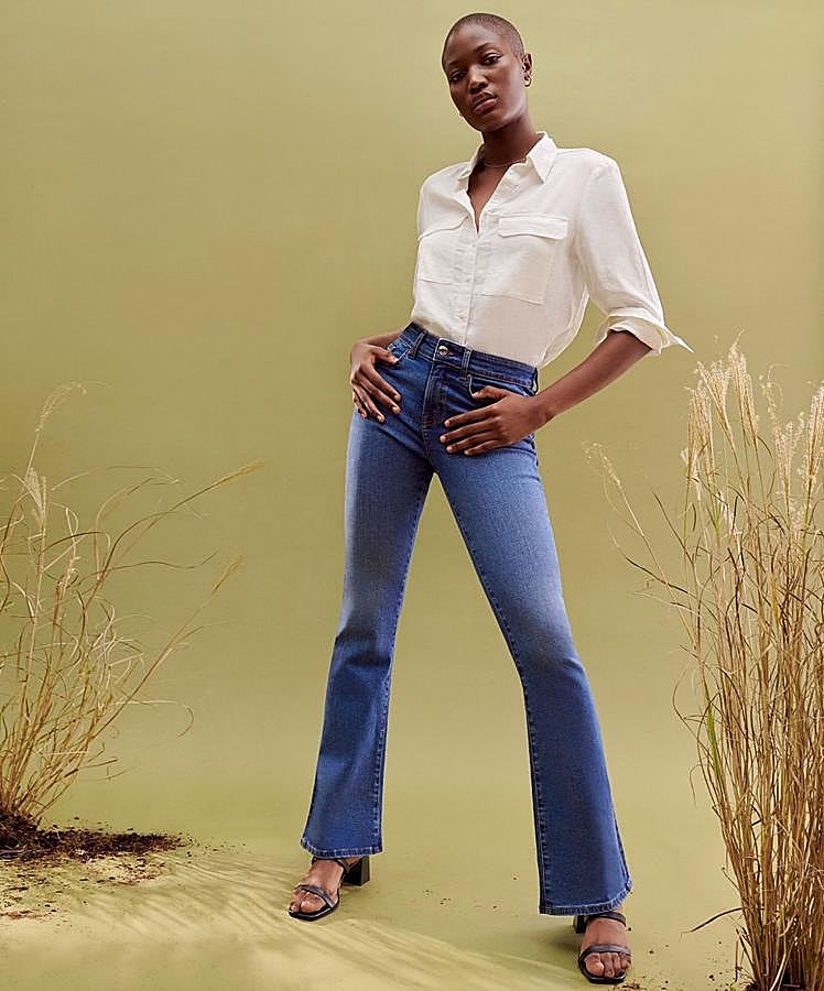 Los vaqueros flare más favorecedores para llevar con camisa cuestan 17 euros en Primark.