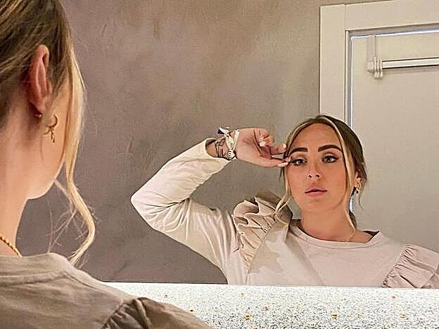 Rocío Flores con camiseta de volantes nude