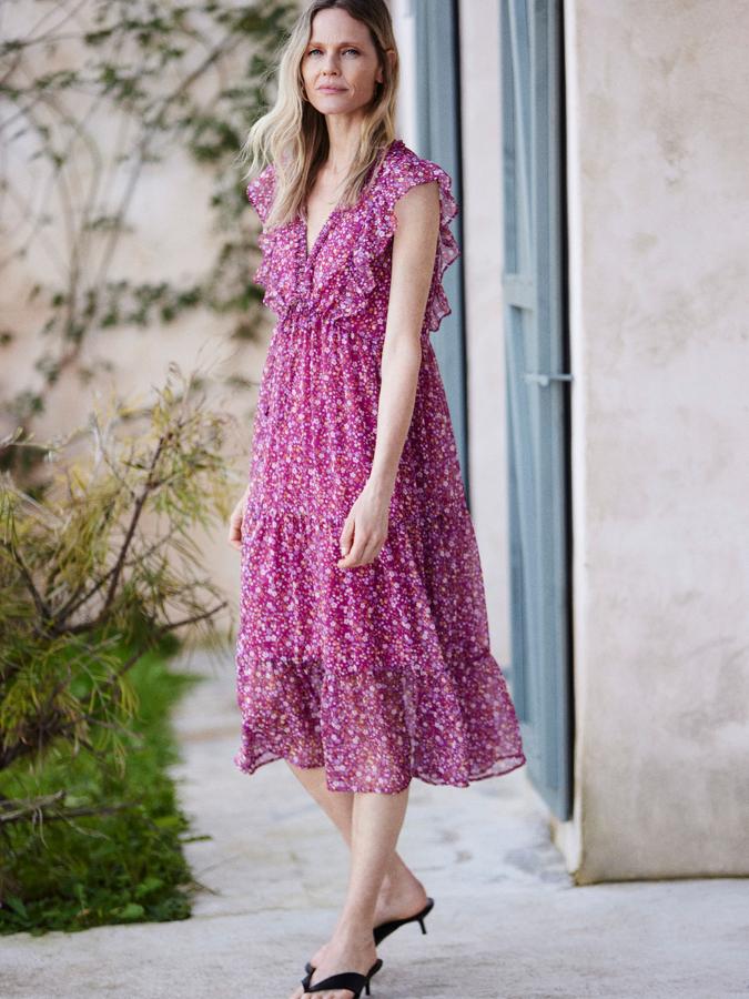 Este vestido de gasa estampado de silueta vaporosa, disponible en dos colores, cuesta 19.99 euros.