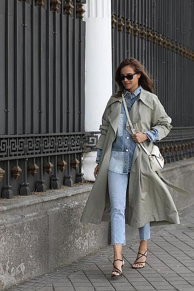 Look con sobre camisa de Mango en tejido vaquero. Llévala con gabardina fluida, tejanos rectos y bolso bandolera.
