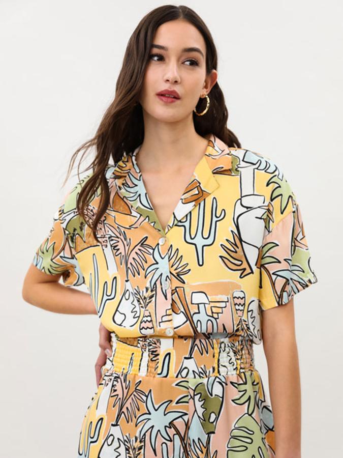 Esta camisa satinada de corte holgado con cuello camisero y manga corta es de Lefties y viene con un original estampado de cactus en tonos amarillos y tierra. Tiene un precio de 12,99 euros y podemos encontrarla entre las tallas S y XL.