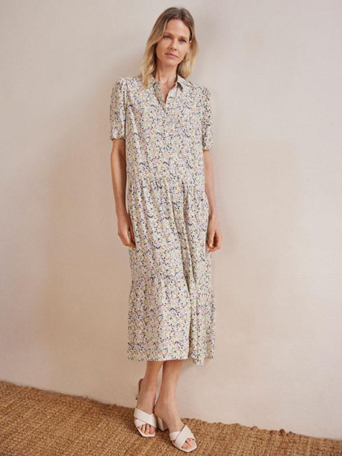 Este vestido camisero de corte midi viene con mangas cortas ligeramente fruncidas, al igual que en la falda, para darle movimiento a la prenda. Con cuello camisero, cuesta 17,99 euros y está disponible entre las tallas XS y XL.