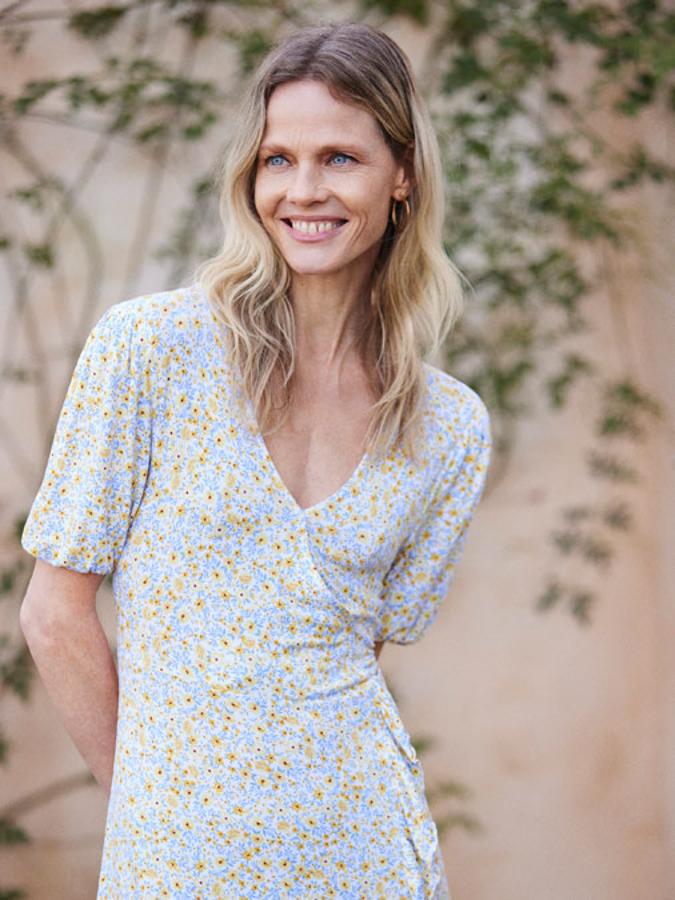 Escote de pico cruzado y mangas cortas para este vestido corto con volantes en el lateral y el bajo. Con un precio de 9,99 euros, podemos encontrarlo entre las tallas XS y XXL, por 9,99 euros, en azul claro con margaritas y en negro con flores multicolor.