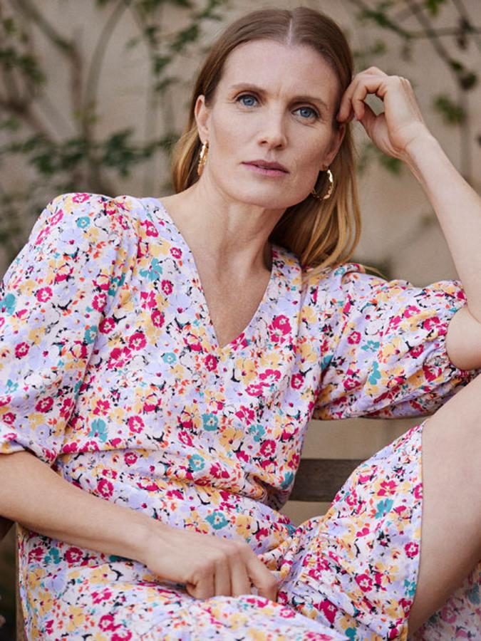 De mangas tres cuartos con mangas elásticas, escote de pico y volante en el bajo, este vestido mini de Lefties tiene un precio de 12,99 euros y está disponible entre las tallas XS y XL. Podemos encontrarlo en cuatro tonos diferentes, dos de ellos con estampado de flores: en lila, rojo y amarillo o en naranja pastel print blanco.