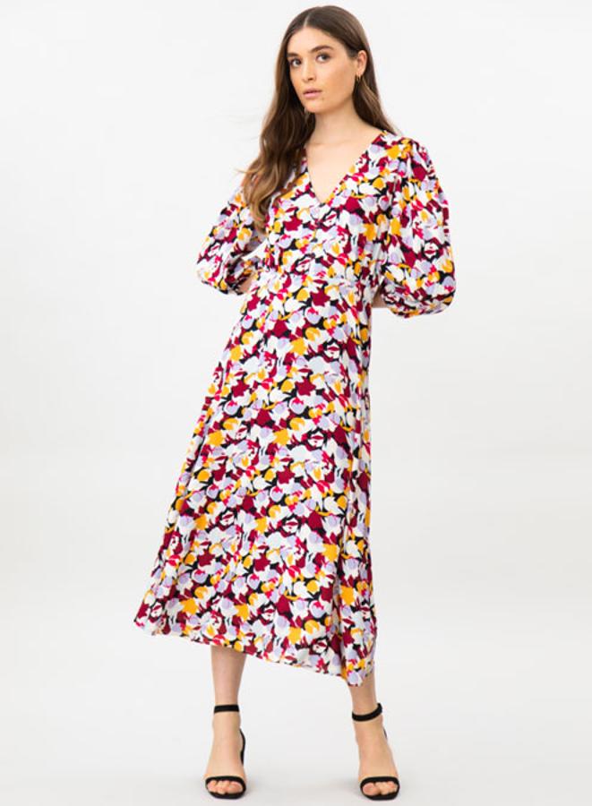 Diseño midi con escote de pico y manga tres cuartos abullonada para este bonito vestido con cinturilla elástica y cierre lateral con cremallera invisible que cuesta 17,99 euros y podemos encontrar entre las tallas XS y XL.