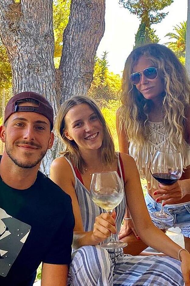 "Verano en familia.. lo mejor!!", escribía Lara Dibildos en su cuenta de Instagram junto a esta foto.