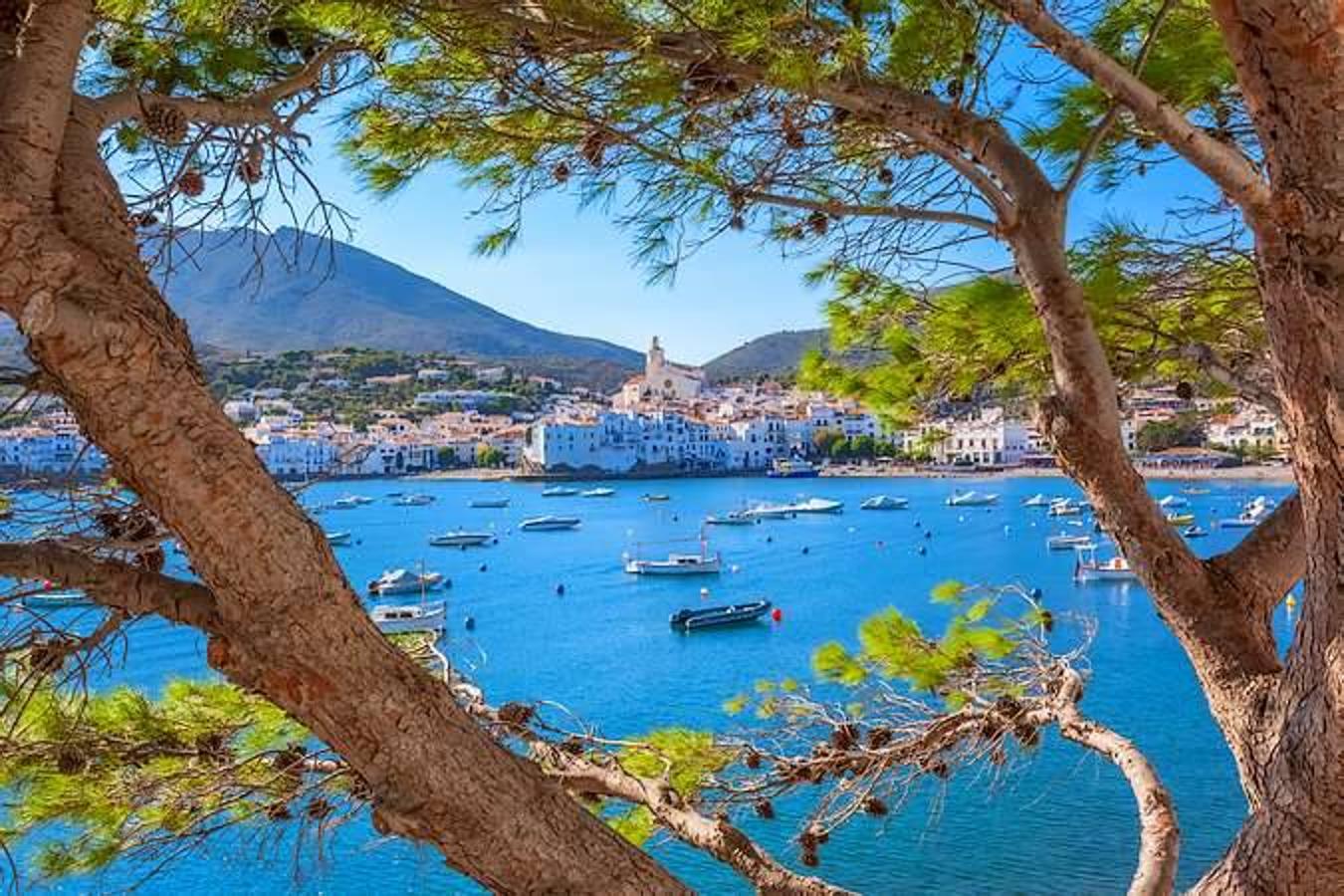 La Costa Brava en general, y Cadaqués en particular, merecen no una escapada sino, al menos, una al año. El “paraíso” de Salvador Dalí es, probablemente, uno de los pueblos más bonitos de Europa gracias a su privilegiada situación aislada en el Parque Natural del Cap de Creus, en el Alto Ampurdá (a poco más de dos horas de Barcelona), su esencia marinera, sus pequeñas calles empedradas flanqueadas por casas blancas encaladas y engalanadas con flores, su casco histórico coronado por la Iglesia de Santa María,  su playa salpicada de barcas que parecen colocadas por un pintor para inmortalizar su gran obra ... y su luz mágica.