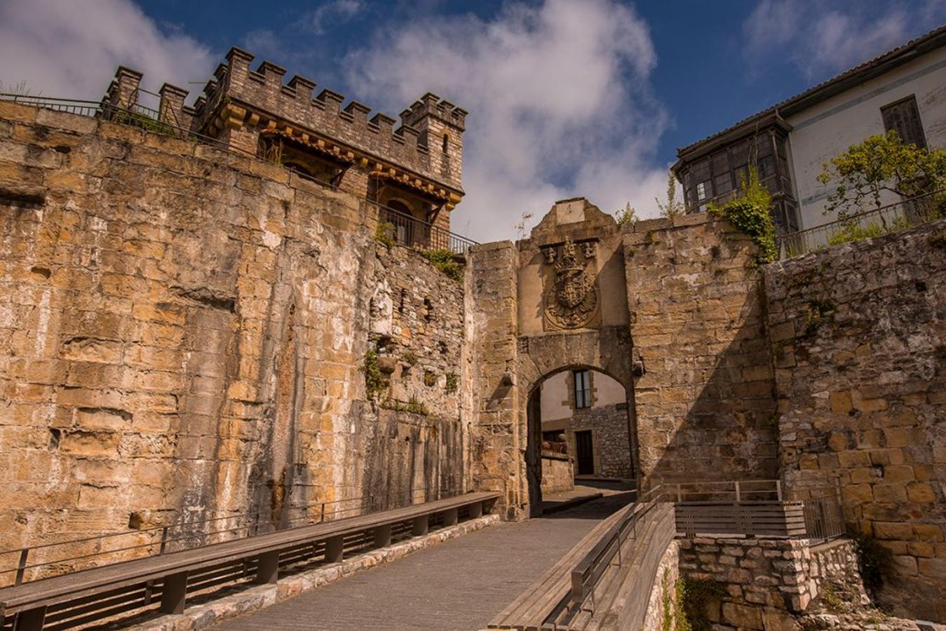 Hondarribia es un pueblo para disfrutar con los cinco sentidos. A menos de media hora de San Sebastián y a hora y media de Bilbao, la villa amurallada es una de las mejor conservadas de España, y en ella se encierra un imponente trazado medieval con edificios solariegos y angostas calles adoquinadas. Ya entremos por la Puerta de Santa María o por la de San Nicolás, no podemos dejar de pasear por su calle Mayor y deleitarnos con sus imponentes casonas (la Iriarte, la Ladrón de Guevara, la Zuloaga) y visitar el Ayuntamiento, el Palacio Casadevante y el Eguiluz, sus baluartes, la Iglesia de Nuestra señora de la Asunción y del Manzano, el Castillo de Carlos V con su Plaza de Armas o la Plaza de Guipúzcoa. Echa un vistazo a los pueblos más bonitos del País Vasco.