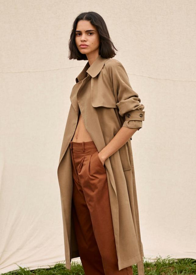 Trench largo en tejido fluido con cinturón y botones en los puños de la colección de primavera de Mango (59,99 euros)