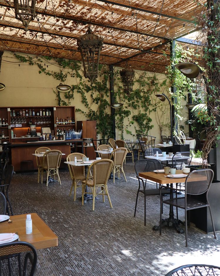 Chez Cocó, en la Avenida Diagonal, 465, en Barcelona: una brasserie con esencia parisina a la que se entra por la cocina para disfrutar en su patio de los mejores platos elaborados con aves de la Ciudad Condal.