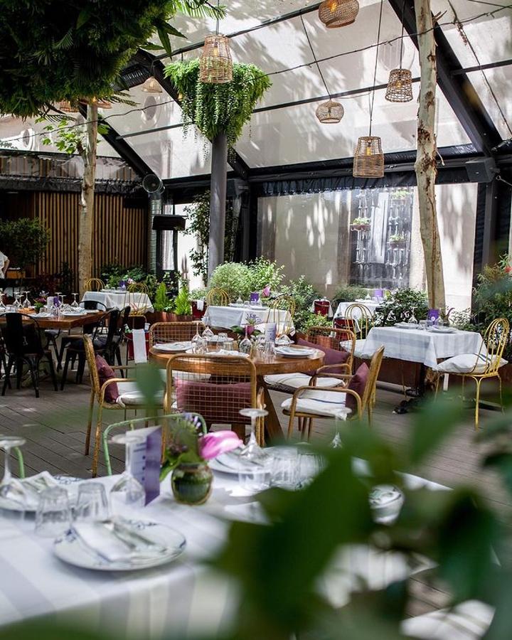 La terraza del Arzábal en el Museo Reina Sofía de Madrid. Una cita con el arte y la mejor gastronomía de la capital forman un cóctel irresistible en un espacio aún más delicioso.  Sus croquetas, casi tan ricas como las de tu abuela .