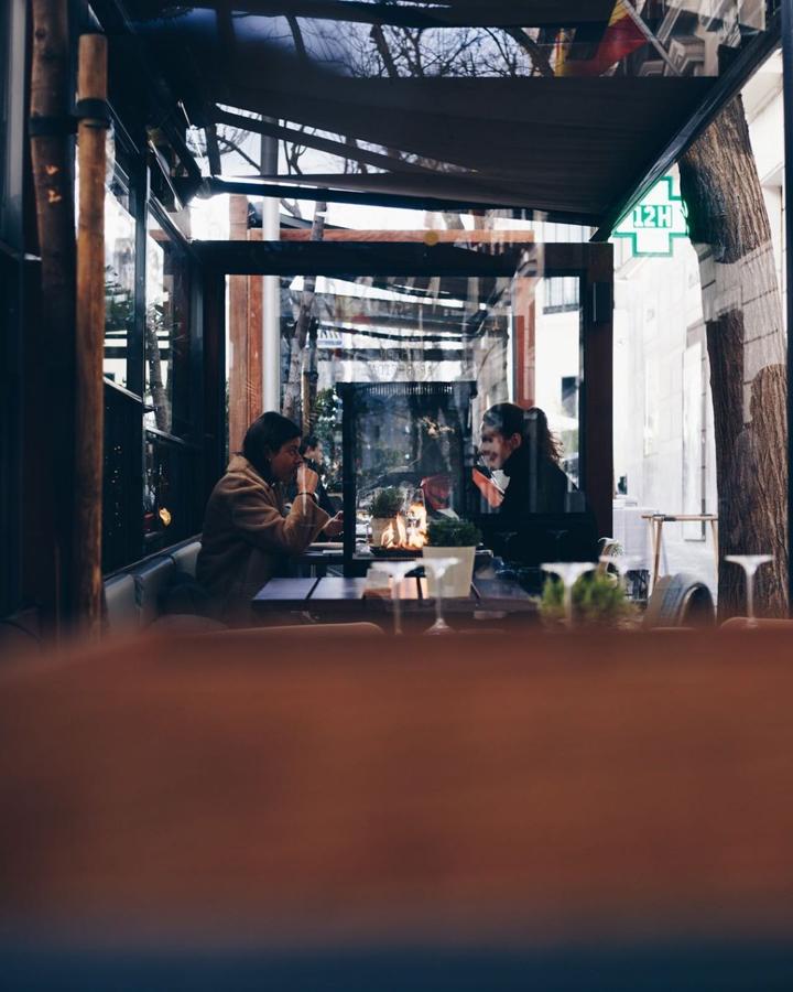 La bien aparecida, en la calle Jorge Juan, 8, de Madrid. Uno de los 'place to be' de la capital ahora mismo, con una carta que, de la mano de Paco Quirós (Cañadío, en Santander) reinventa platos clásicos con un toque de vanguardia, cocina de vanguardia pero sin perder la esencia tradicional. Su ensaladilla o sus rabas, imprescindibls en cualquier comanda.