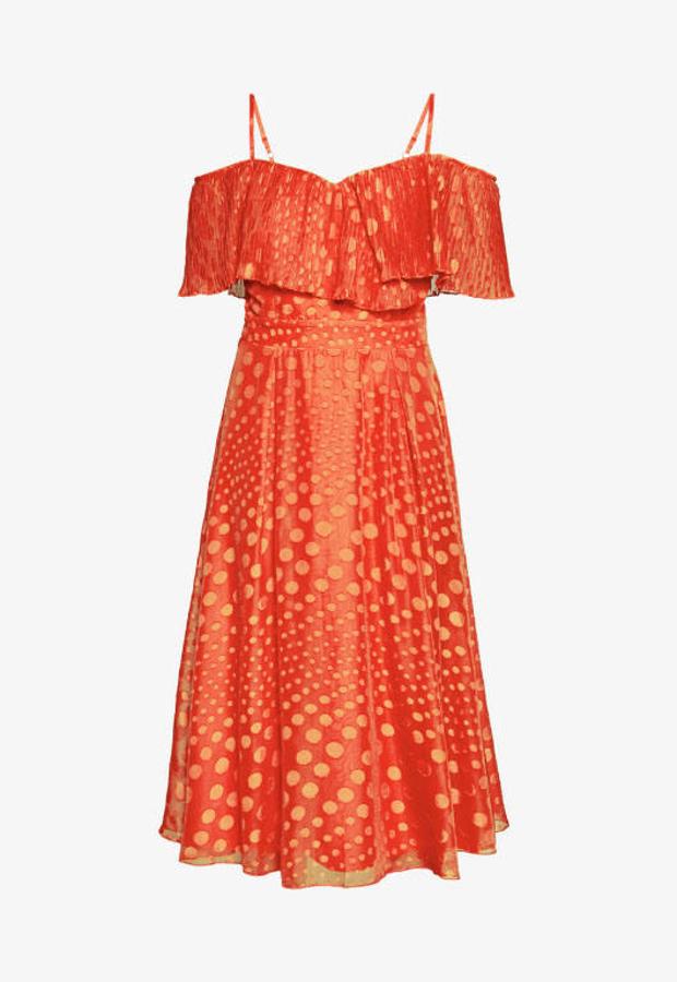 Zalando nos ofrece un vestido de cóctel color salsa con lunares. Tiene tirantes regulables y el cierre es mediante una cremallera en la espalda. Es el más caro de la lista (84,99 €), pero está rebajado al 50%, por lo que ahora puedes hacer con él por 42,49 €.