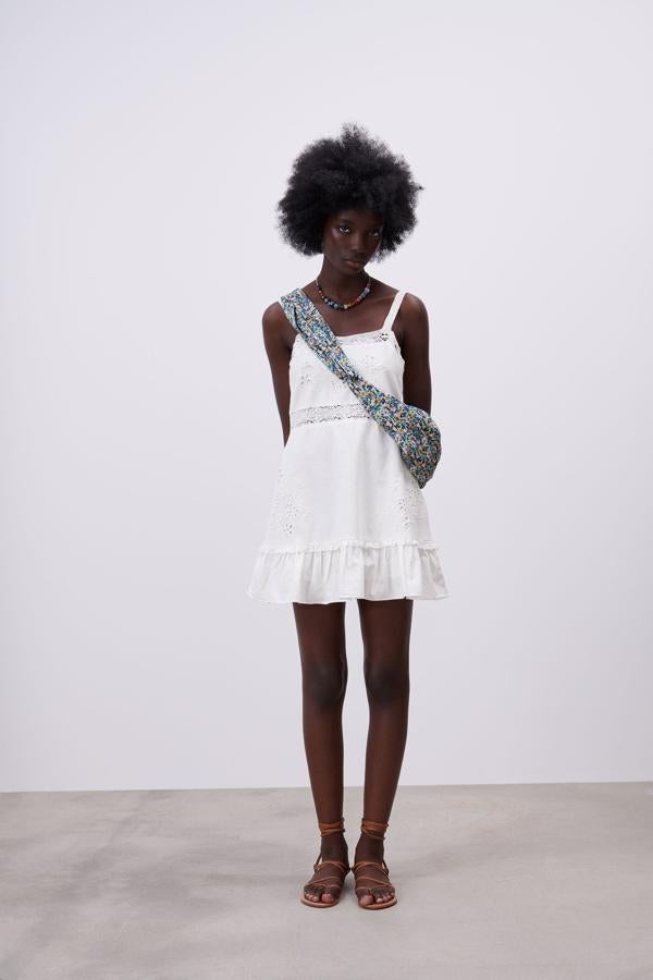 Vestido blanco con tirantes de Zara (29,99 euros)