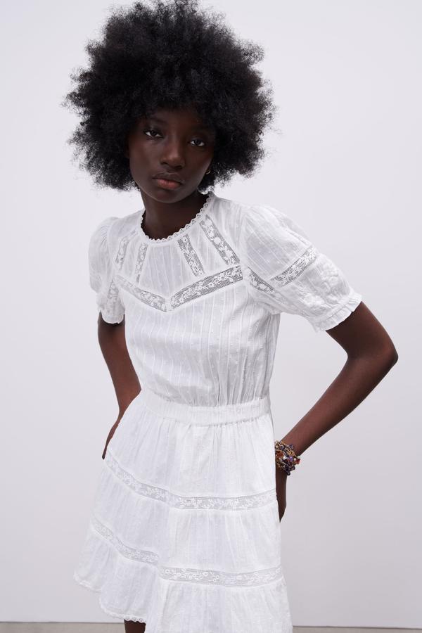 Vestido blanco con jaretas de Zara (29,99 euros)