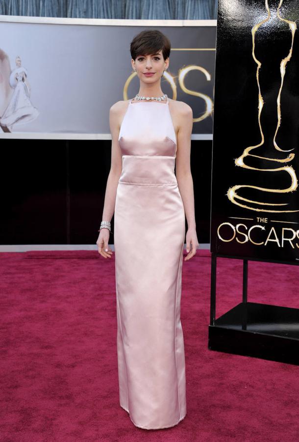 En 2013 Anne Hathaway acabó pidiendo disculpas por el vestido de Prada que había llevado a los Oscar. Según explicó la actriz, el día anterior a la gala se enteró de que otra actriz iba a llevar un Valentino muy parecido al que ella tenía previsto lucir para el gran día, por lo que decidió cambiar a última hora por ese polémico Prada. En seguidas las redes se llenaron de comentarios que aseguraban que sus pezones se marcaban claramente (otros opinaban que eran las costuras). En cualquier caso, Hathaway pidió disculpas no por esta polémica sino por la decepción que podría haberle causado a la casa Valentino con la que ella tiene una grandísima relación, por haber cambiado de opinión a última hora.