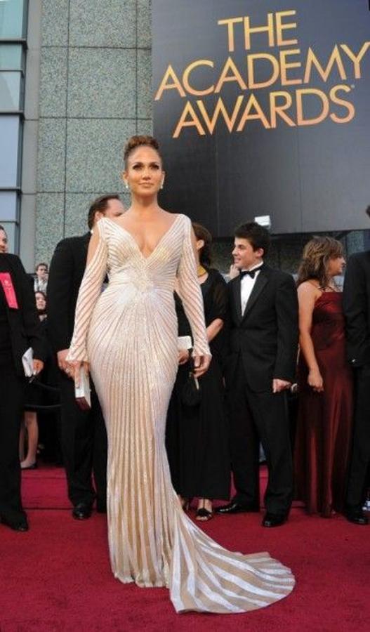En 2012, al abrir el sobre que contenía el nombre del premiado en la categoría de Mejor Maquillaje, a Jennifer Lopez se le escapó un pezón de su Zuhair Murad. Por más que se mire el vídeo en bucle, la cosa no queda clara y ella ha dicho por activa y por pasiva que no se le vio, pero lo cierto es que fue uno de los chascarrillos más comentados de aquella gala.
