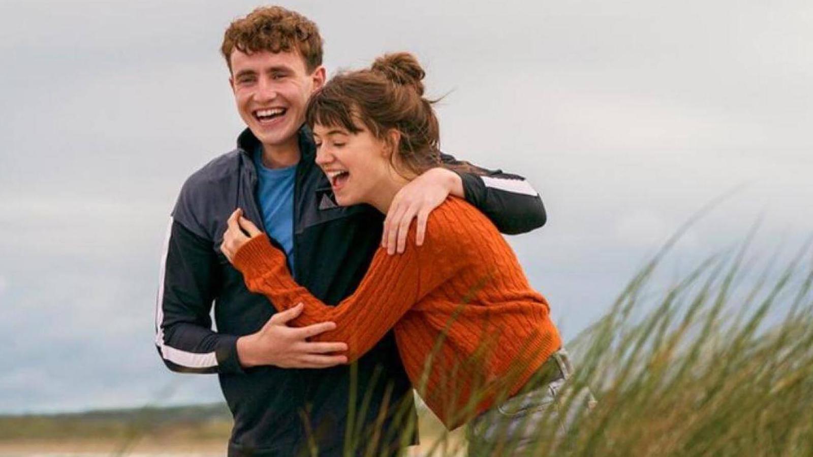 Normal People Una de las producciones más alabadas de 2020 fue esta adaptación de la conocida novela de Sally Rooney que narra la historia de Marianne Sheridan y Connel Waldron. Dos adolescentes irlandeses con orígenes y personalidades muy diferentes que terminan entablando una compleja relación que se extenderá a lo largo de los años más importantes de su juventud. Doce episodios que podemos disfrutar en Starzplay y que consiguieron el aplauso de la crítica y el público, consiguiendo nominaciones para algunos de los premios más importantes de la industria televisiva.