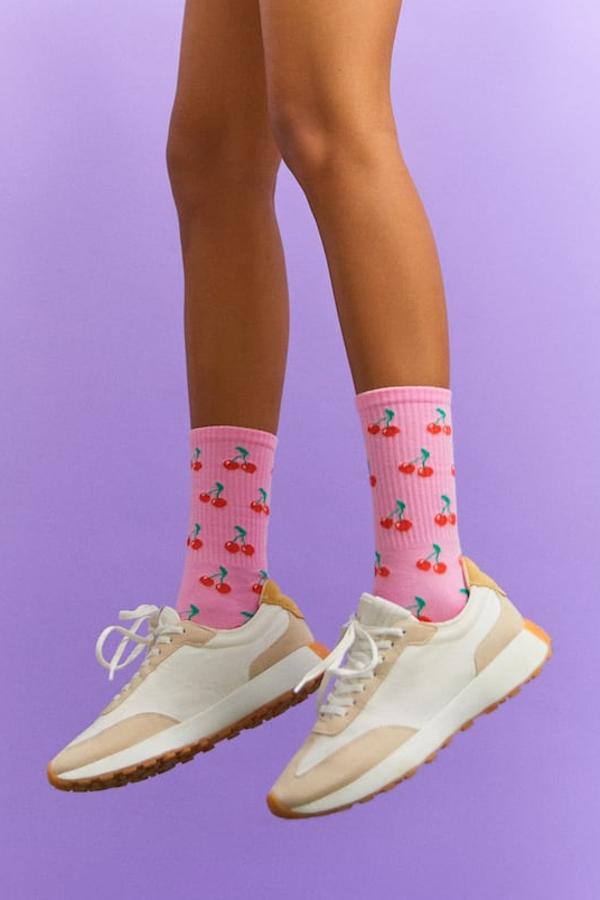 Flechazo total con estos calcetines rosas adornados con cerezas de un rojo intenso: son monísimos. Y el precio es para dar saltos de alegría, solo 3,99 euros en Pull&Bear.