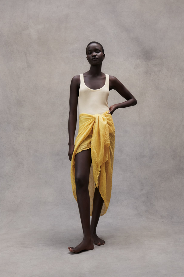 Tiene esa textura tan interesante y que tanto favorece sobre cualquier bañador, por su trama ligeramente transparente. Pero, además, tiene el color que más adorna la piel bronceada en cualquier tono, ese que va del amarillo oscuro al mostaza. Mide 100x200 centímetros y lo encuentras en Zara por 19,95 euros.