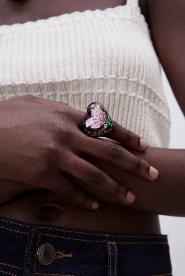 Cómo nos gusta este anillo: estábamos deseando llevar piezas grandes, imponentes y protagonistas. Este anillo tiene todo eso y, además, un romanticismo que nos ha llegado al corazón. Lo tienes en dos medidas, talla S (16,5 milímetros) y talla M (17,5 milímetros) en Zara (9,95 euros).