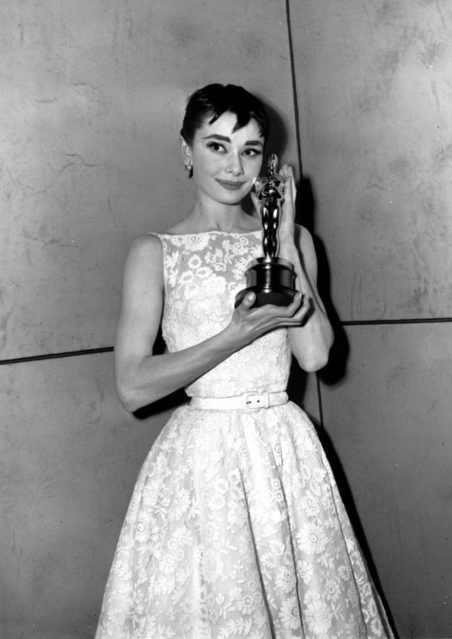Audrey Hepburn recibió el Oscar por Vacaciones en Roma (1954) con un espectacular diseño de Hubert de Givenchy. No solo ha pasado a la historia por ser uno de los más bellos (y deseados), sino también porque fue el inicio de la relación entre el diseñador y su musa.