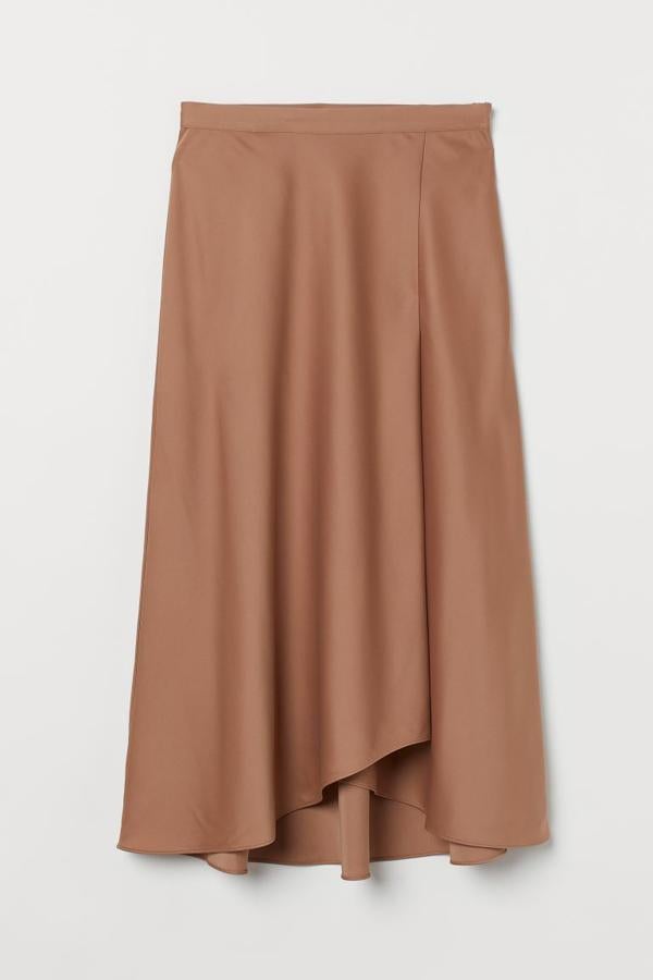 Falda midi cruzada satinada, de H&M (29,99 €).