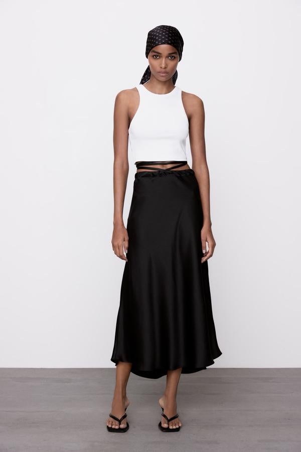 Falda midi cruzada con tiras a la cintura, de Zara (22,95 €).