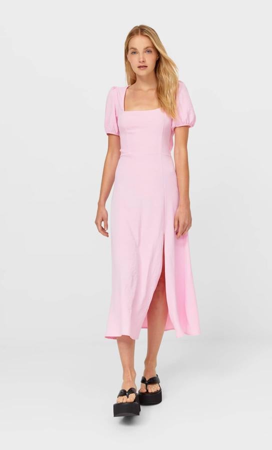 Vestido midi de lino de color rosa con abertura de Stradivarius (25,99 euros)