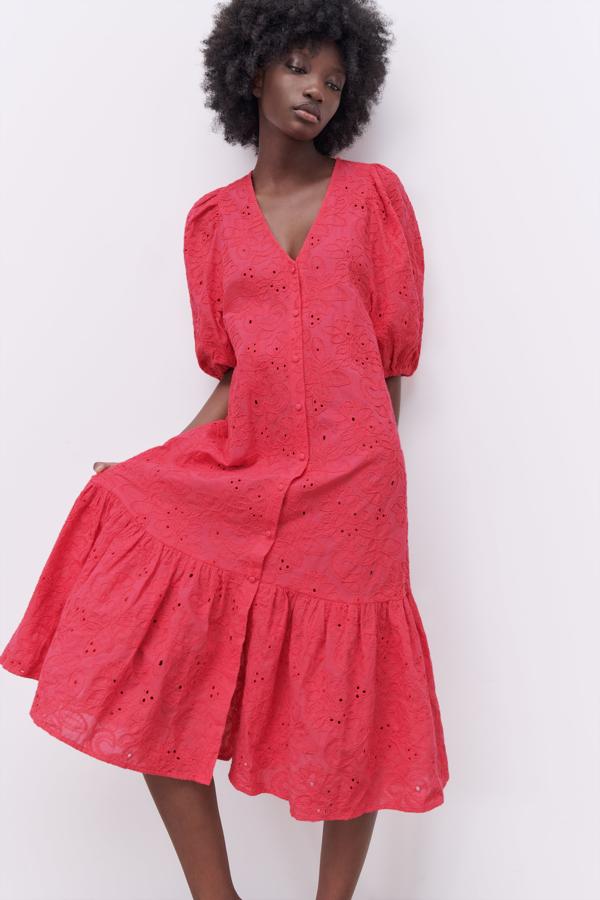 Vestido midi con botones y bordados en color rojo de Zara (39,99 euros)
