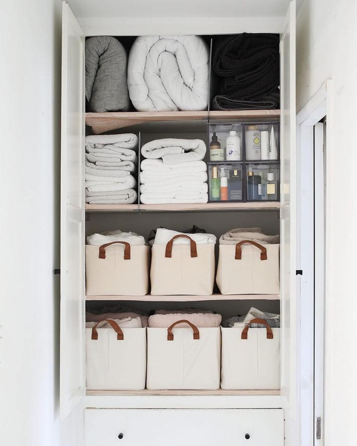 Las  cestas, como estas que hemos encontrado en Amazon , son grandes aliadas para tener un armario bien colocado y en el que conseguiremos maximizar el espacio de almacenaje.