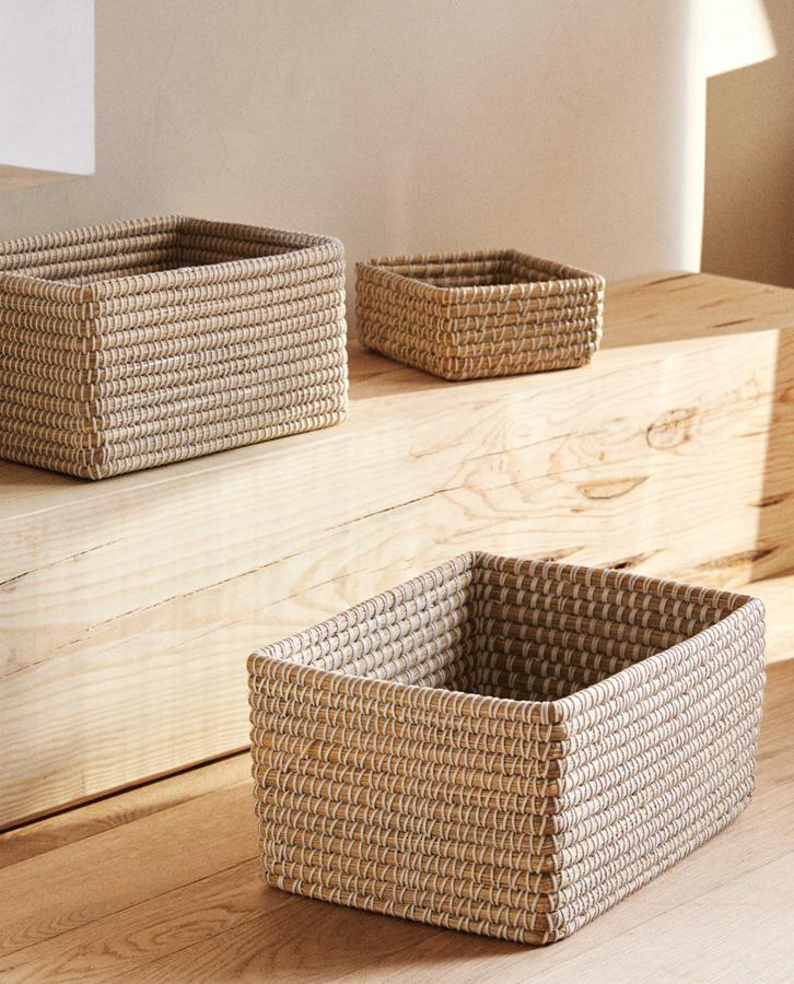 En Zara Home encontramos estas elegantes cestas apilables (de 5.99 a 19.99 euros), perfectas para tener en orden jerséis y chaquetas de entretiempo, camisetas, vaqueros o la ropa de cama.