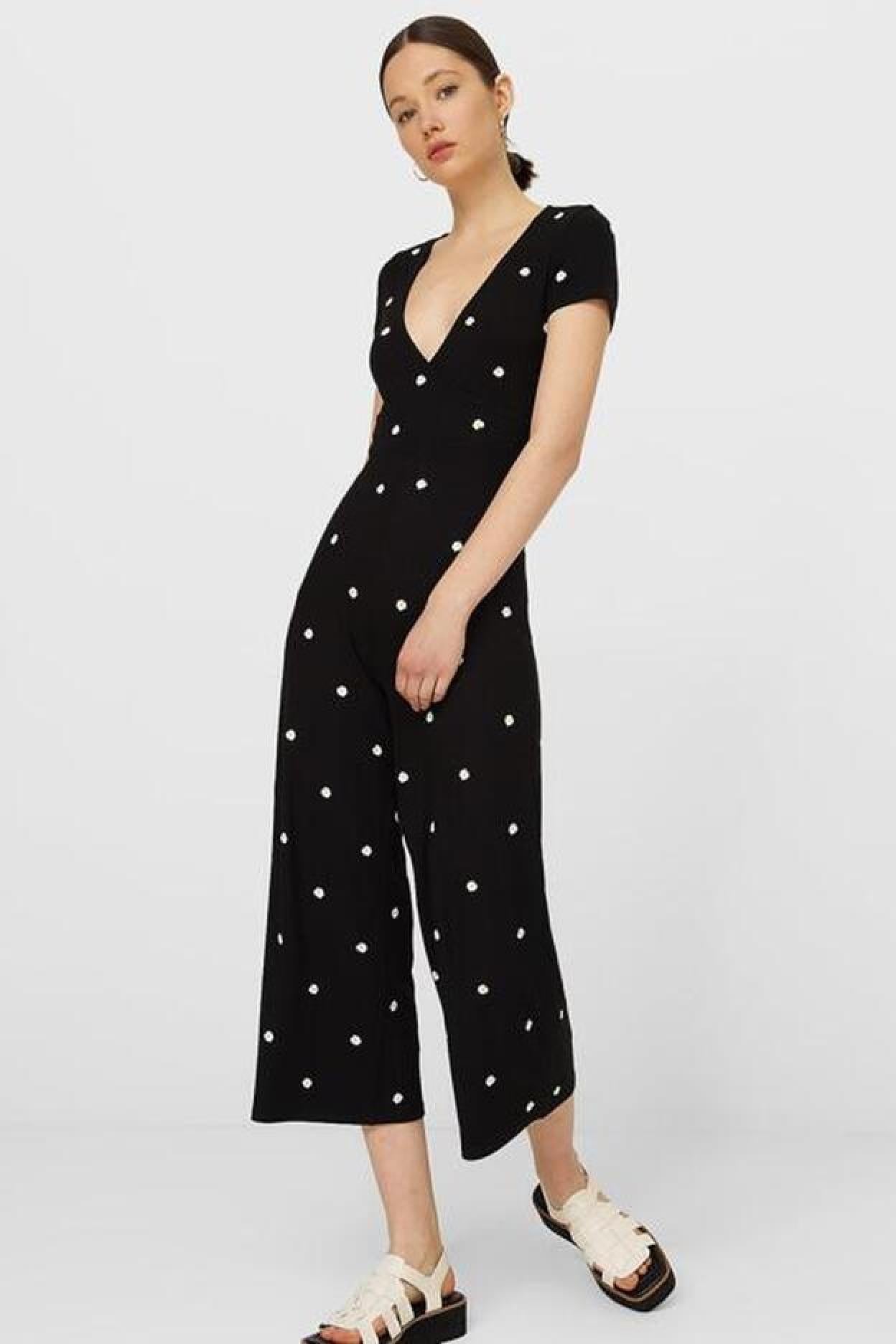 Pincha en la imagen y descubre las prendas con estampado de margaritas, la última tendencia para tus looks de temporada.