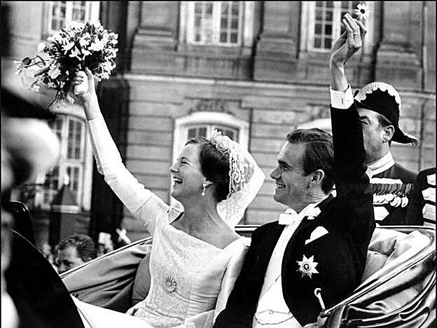 La reina Margarita II el día de su boda junto a su esposo el príncipe Henrik.