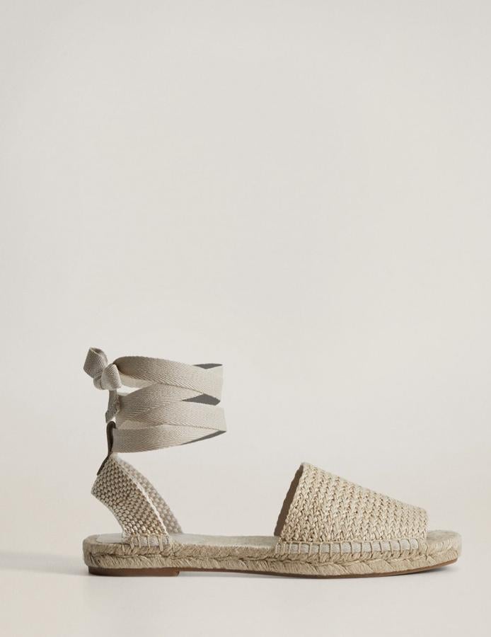 Disponible en beige o negro, estas alpargatas destalonadas en mezcla de yute y cierre mediante tiras son de Mango y tienen un precio de 39,99 euros.