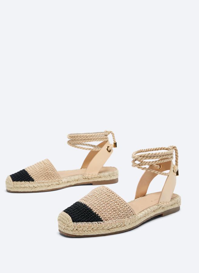Con tejido de crochet, estas alpargatas en dos colores cuentan con suela de yute y tiras para atar al tobillo. Son de Uterqüe y tienen un precio de 89 euros.