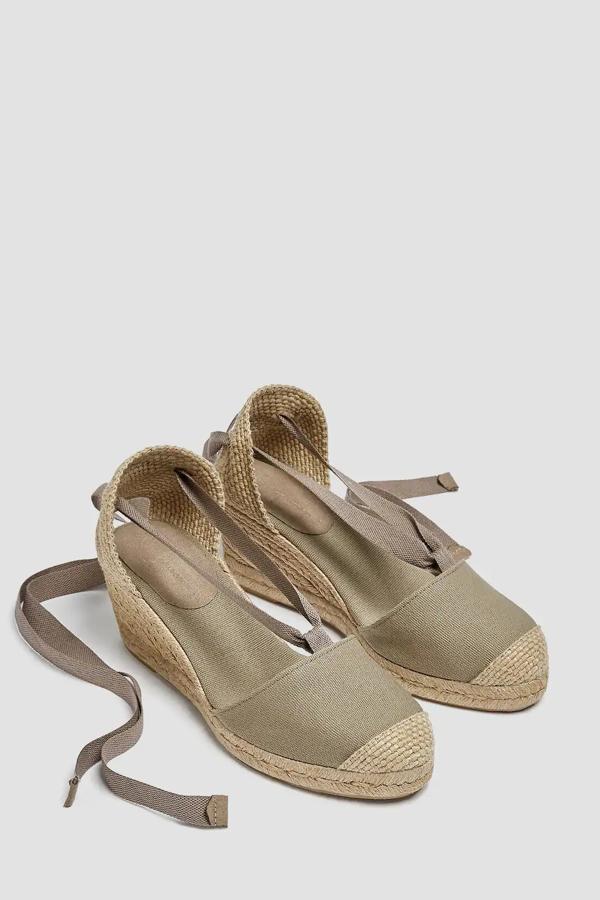Con cuña de yute de 6,5 centímetros de altura, estas alpargatas están disponibles en varios colores y tienen un precio de 29,99 euros. Son de Pull & Bear.
