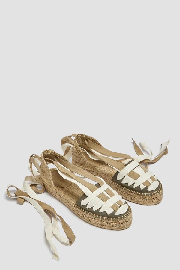 Estas alpargatas de yute con lazadas en varios colores y una altura de la suela de 3 centímetros son de Pull & Bear y tienen un precio de 35,99 euros.