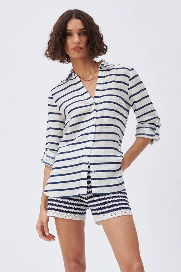 Disponible en varios colores, esta camisa en color blanco con rayas marineras en azul está confeccionada en 100% lino y tiene un precio de 22,95 euros.