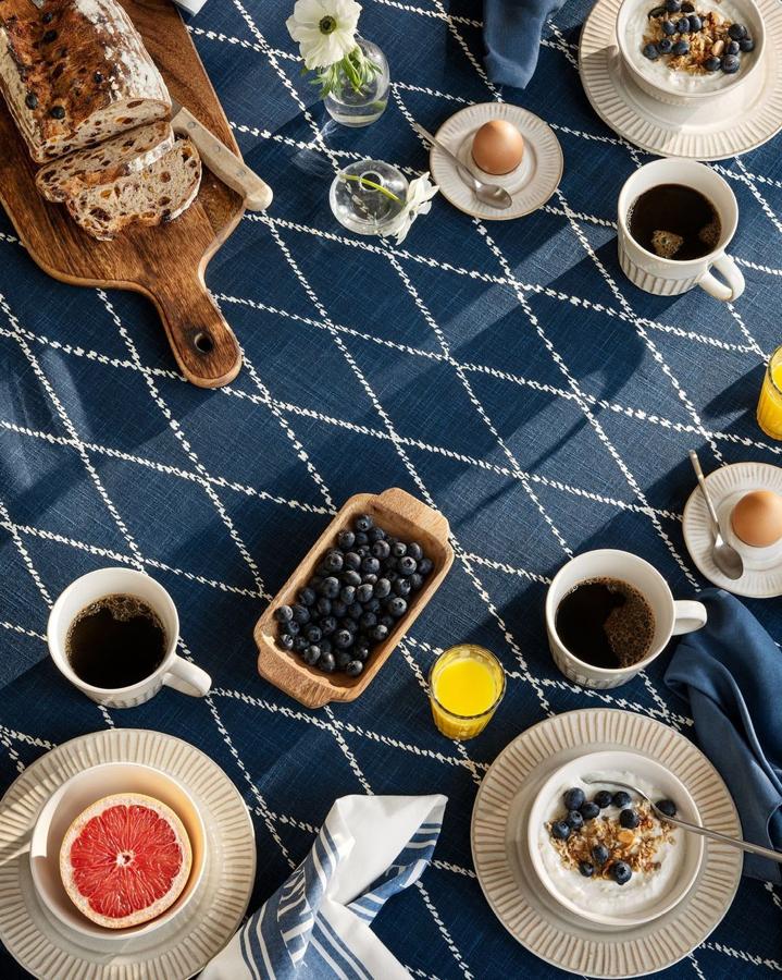 Mismo mantel, misma vajilla (pero en color beige) y añadimos a esta deliciosa mesa un pack de servilletas (5.99 euros) y una práctica bandeja de madera (9,99 euros).