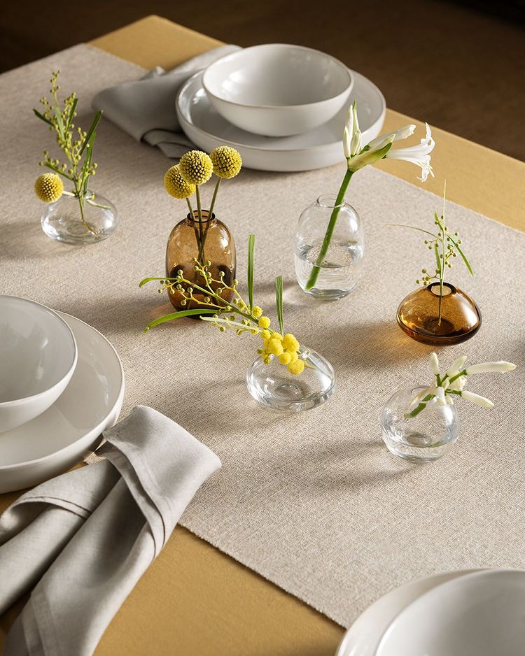 Los pequeños detalles son los que marcan la diferencia, y en esta mesa, los toques de flores de temporada en pequeños jarrones (2.99 euros) no nos pueden gustar más.