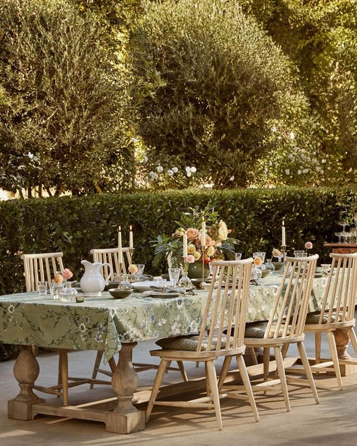 El mantel de flores cuesta 19.99 euros, las fundas de los cojines, 5.99 euros y la jarra de inspiración retro, 27.99 euros en H&M Home.