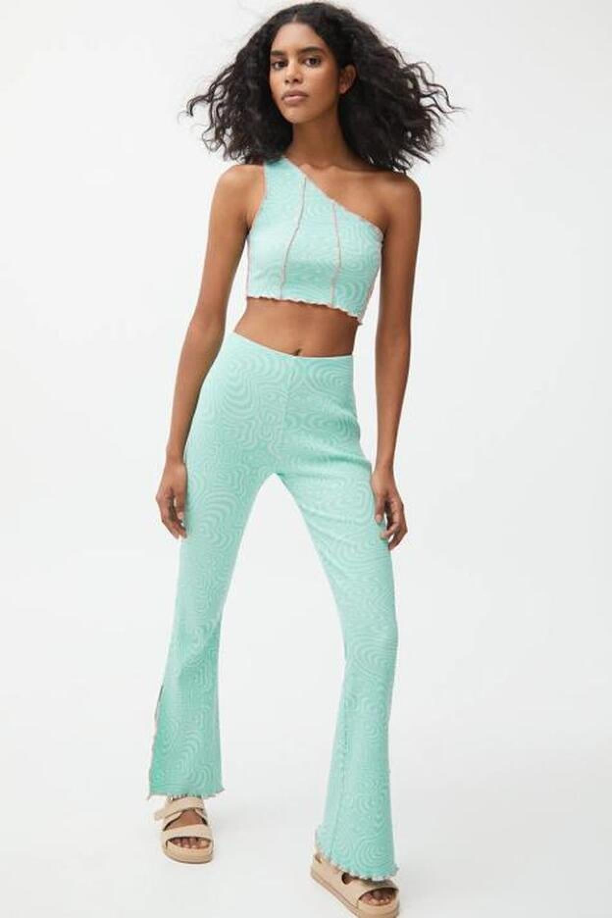 Pincha en la imagen y descubre los vestidos más originales y favorecedores de Pull & Bear que arrasarán antes de que llegue el verano.